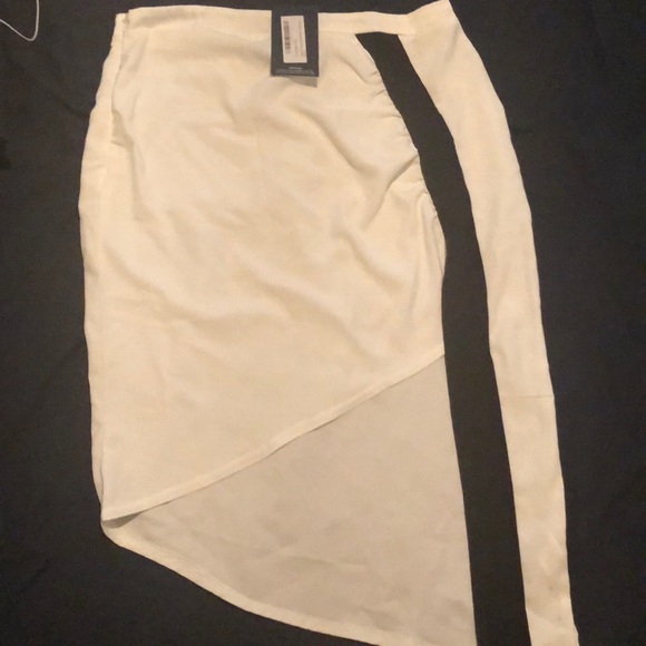Pretty little things white high split skirt - Picture 2 of 3